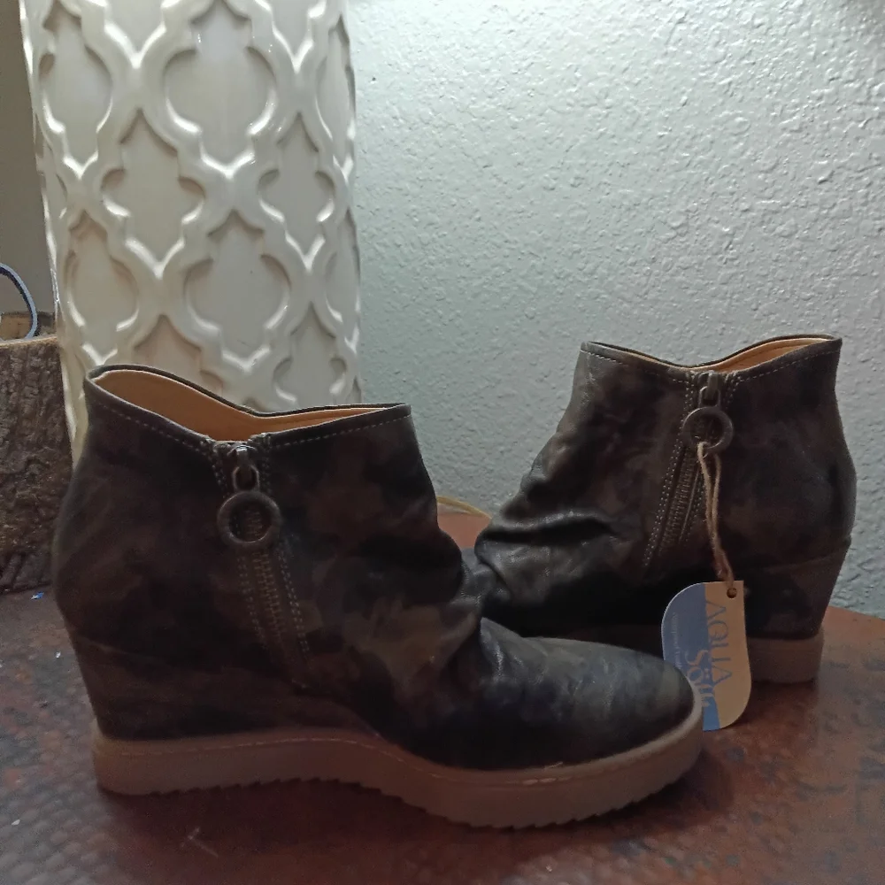 Sofft Sz. 9 New Siri Waterproof Leather Wedge Ankle Boot in Olive/Camouflage